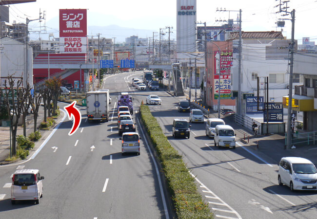 松山北環状線を、南へ。鴨川の交差点で左ななめ前方向、国道196号線松山市内方向へ。シンク書店が目印です。