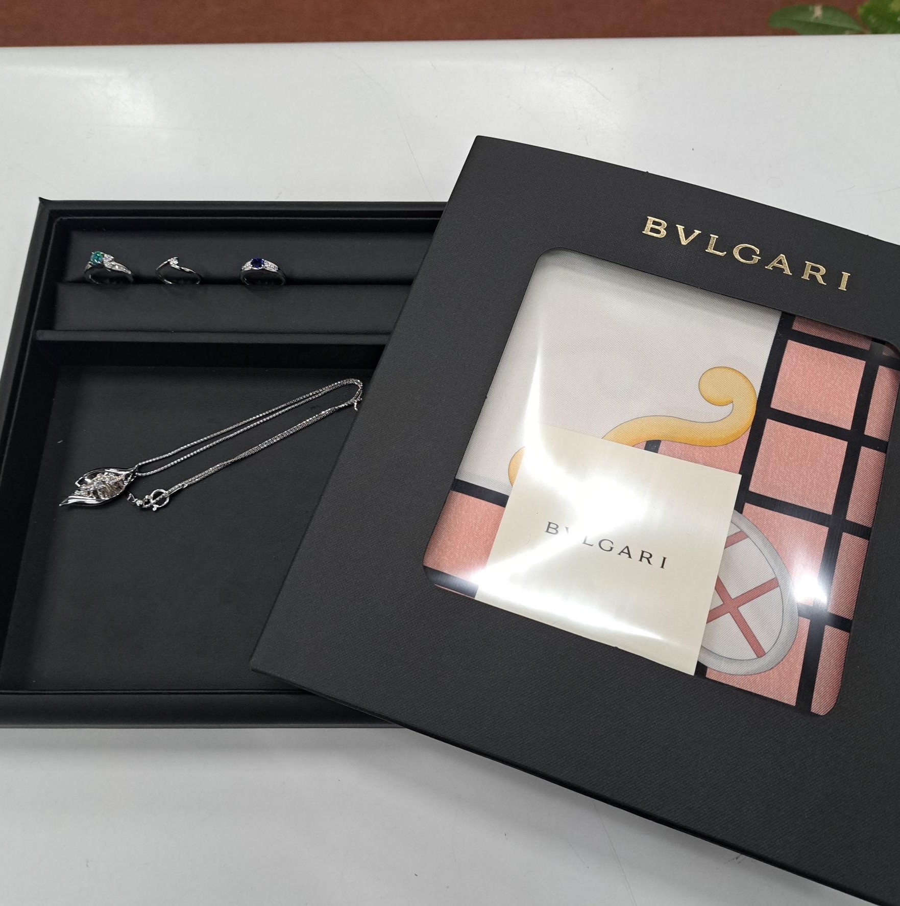 金・プラチナアクセサリーとブルガリのスカーフの買取紹介です。【アクセサリーもブランド品もまとめて査定！】